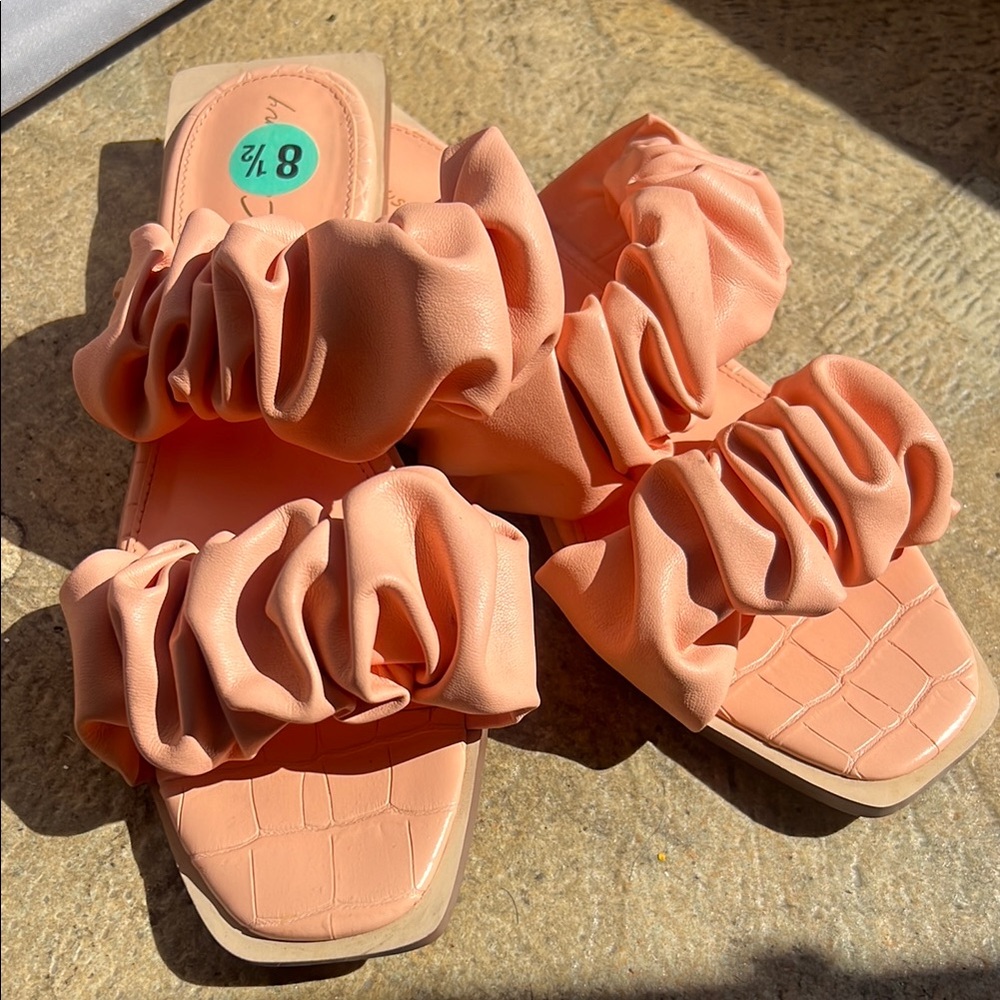 Women's Ruffled Sandals - Peach